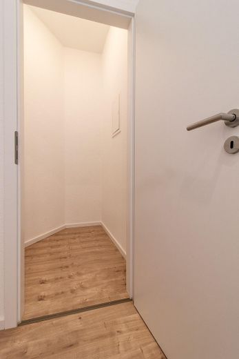 6% Rendite - neu modernisiert & vermietet: energieeffizienter Wohntraum, EBK, Wellness-Bad, Top-Lage – Abstellraum