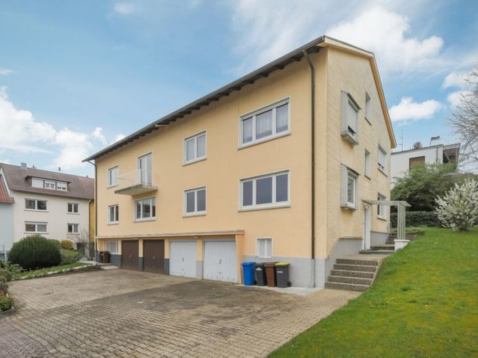 Charmante DHH auf großem Grundstück mit 5 Garagen – Foto 1