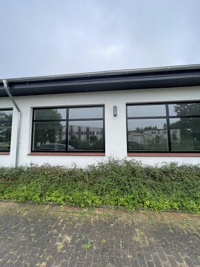 Frisch renoviert ! 885m² Elegante & Attraktive provisionsfreie Gewerbefläche in Winsen (Luhe) – Aussenansicht 