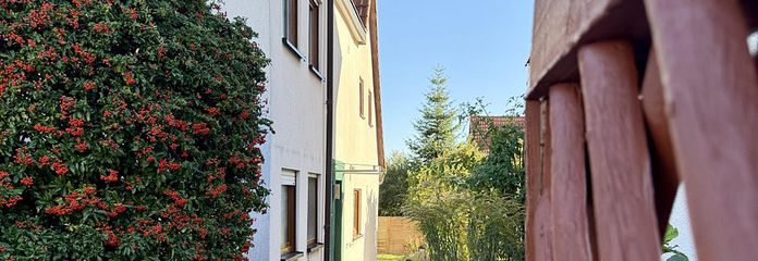 منزل شبه منفصل مُجدّد بحديقة – 100 م² مساحة سكنية، مرآب في تسيرندورف – Eingangsbereich Vorgarten