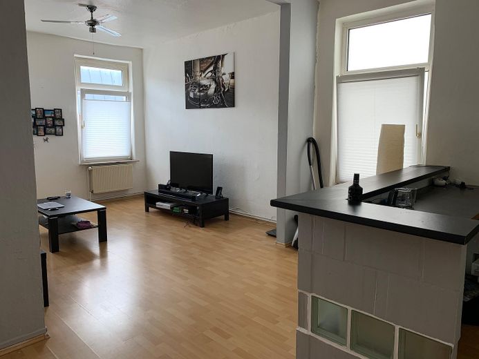 Wohnzimmer mit Theke