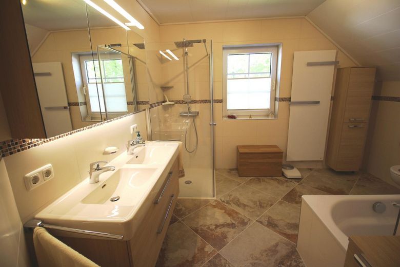 Großes Badezimmer OG