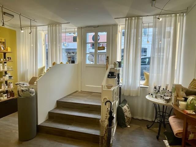 Laden in der Altstadt von Landsberg in kernsaniertem mittelalterlichen Stadthaus – Eingangsbereich
