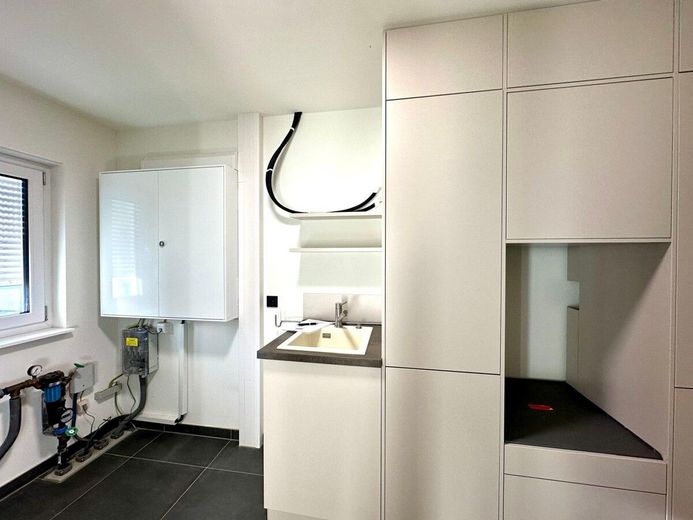Jetzt Miete möglich! Winkelbungalow 5 km bis Neubrandenburg, Baujahr 2022, Doppelgarage, EBK,Carport – Detail Hauswirtschaftsraum
