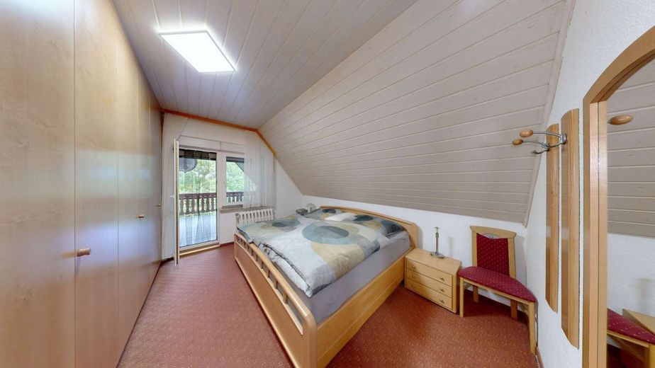 Ungestörtes Leben auf idyllischem Grundstück mit Teichen &amp; traumhaftem Einfamilienhaus bei Staßfurt – Schalfzimmer 1