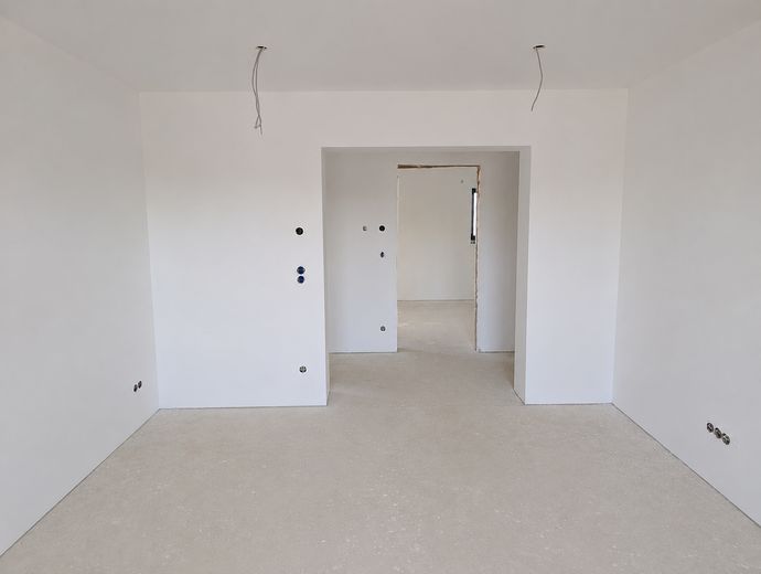 2-Zimmer-Maisonette-Wohnung (81m²) in Kösching mit Balkon (Erstbezug nach Kernsanierung) – Wohnzimmer Blick Küche