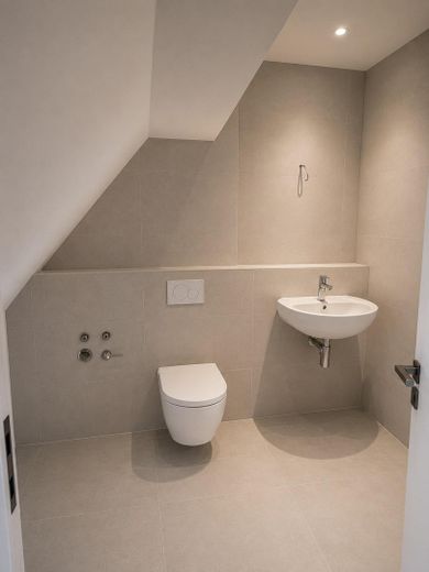 Ático diáfano con estilo loft tras reforma integral: 2 habitaciones + vestidor y balcón – Bad