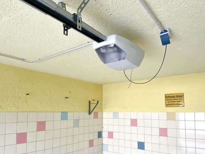 Garage mit Werkbank und eigenem Zugang! – automatischer Öffner
