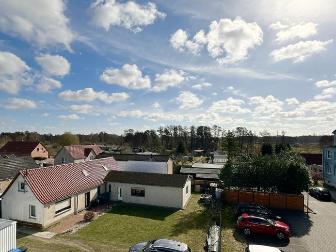 Vermietete 3-Zimmer-Wohnung mit Einbauküche und Südbalkon – Kapitalanlage in Bützow – Aussicht nach Süden