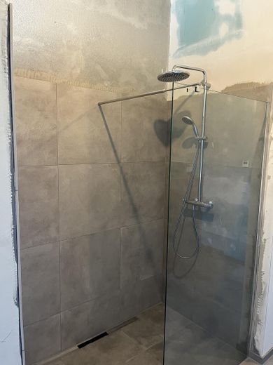Einfamilienhaus - Erstbezug • provisionsfrei – Bad OG Dusche