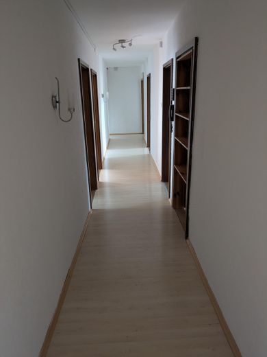 Schöne 4 Zimmer Wohnung mit Balkon und Garten – Flur