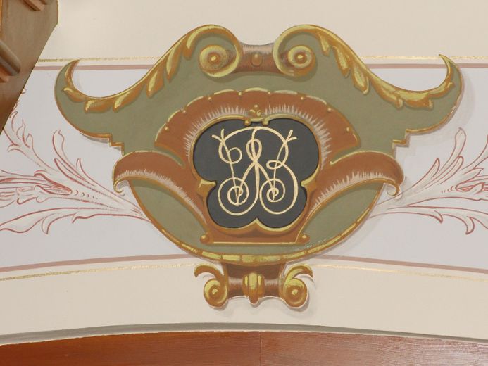 Exclusiv und stilvoll wohnen in Stadtvilla / hochwertige 4 - 5 Raum Terrassenwohnung – Wappen im Treppenhaus