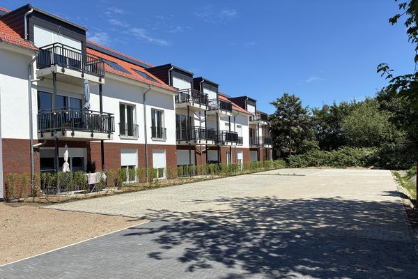 Helle 2 Zi. DG-Wohnung (Neubau) mit EBK, WP, Fussbodenheizung, Aufzug, Balkon u. Stellplatz