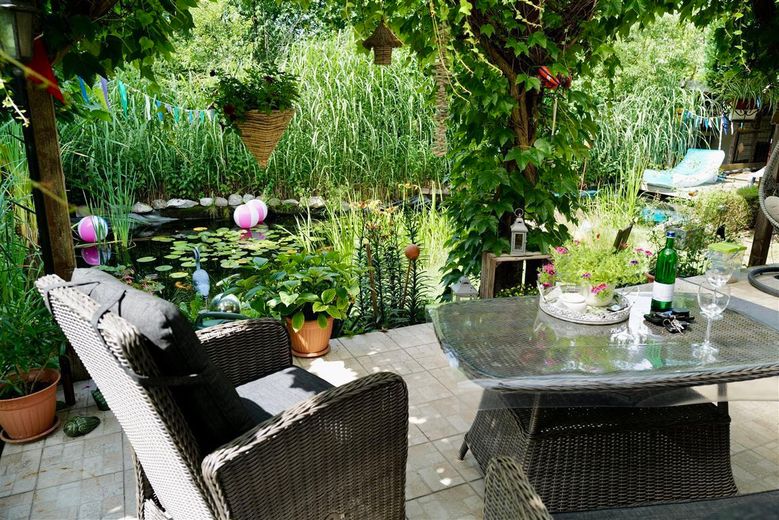 Terrrasse mit Gartenteich