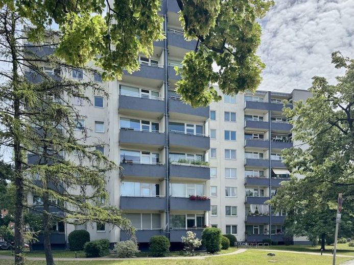 Buy an immediately available 1.5-room condominium in Berlin-Wilmersdorf, approx. 44 m², balcony and elevator – Photo 1