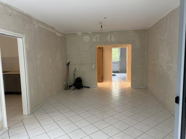Modernized 3-room ground-floor apartment with garden, terrace and two parking spaces – Wohnzimmer zum Flur