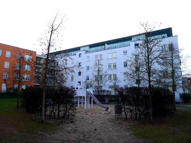 Provisionsfreie, modernisierte 3-Zimmer-Wohnung mit Wintergarten und Garagenbox, bezugsfrei – Innenhof mit Spielplatz