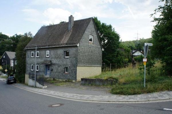 **PREISGÜNSTIGES- SCHIEFERBESCHLAGENS FACHWERKHAUS MIT ALTEM BAUMBESTAND IN MUDERSBACH-KEIN DENKMALSCHUTZ- ****