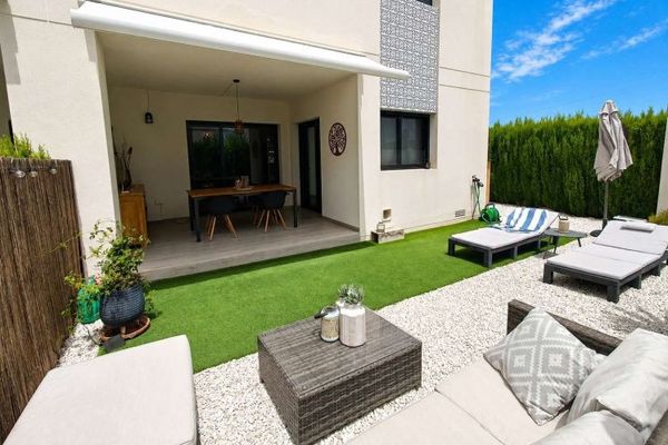 Moderne Erdgeschoss-Wohnung mit 3 Schlafzimmern, 2 Bädern, privatem Garten und Gemeinschaftspool