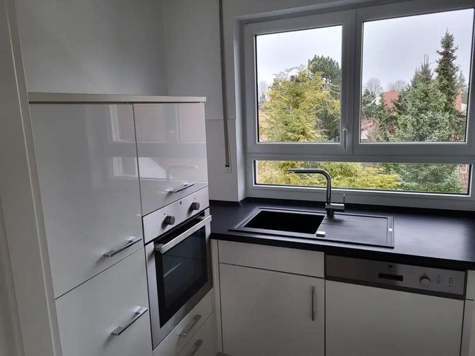 High-quality and as-new 2-room top-floor apartment with fitted kitchen – Foto 4