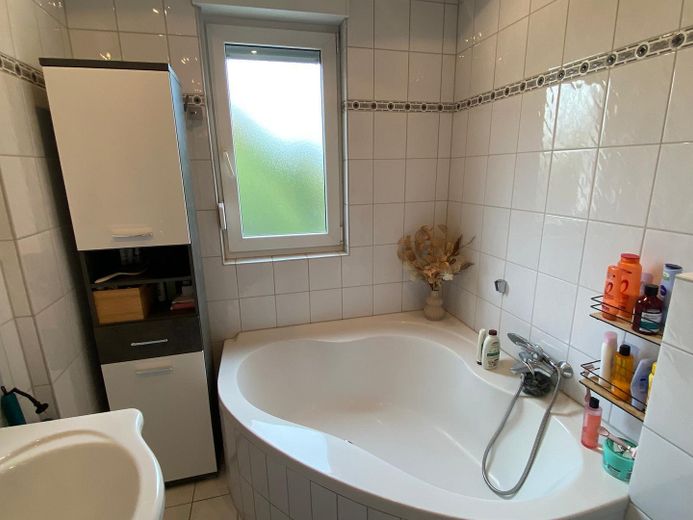 Duschbad mit Eckwanne, 1. OG