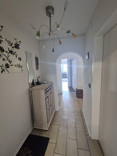 Außergewöhnliches Mehrfamilienhaus mit Aussicht und Ausblick – Flur / Diele EG