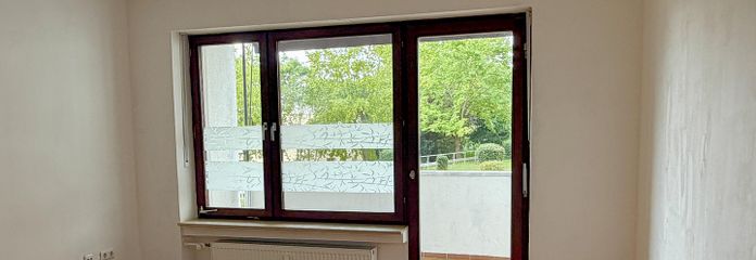 Bezugsfrei & provisionsfrei: Großzügige 2-Zimmer-Wohnung mit Südwest-Loggia und Stellplatz – Wohnzimmer, Blick auf Loggia