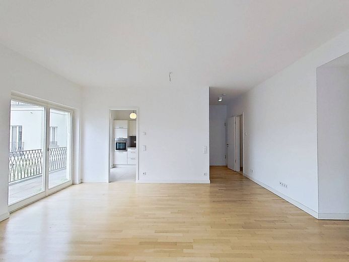 Exklusiver 2-Zimmer-Neubau mit 2 BALKONEN, EBK, Concierge-Service uvm. in den begehrten Heinrich-Heine-Gärten – Ansicht IV: Wohn- und Esszimm…