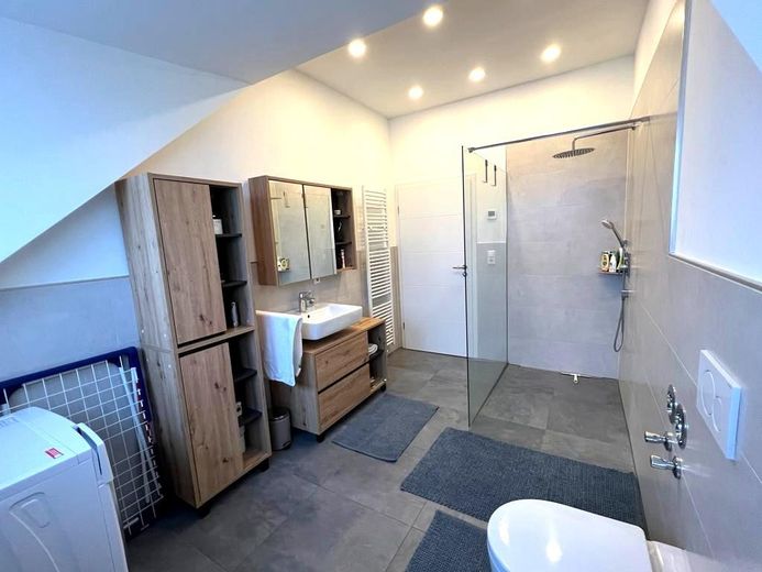 Modern 3-room apartment with balcony, fitted kitchen and underfloor heating – Foto 8