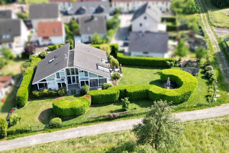 Hochwertige Design-Villa am Ortsrand – Gartenansicht