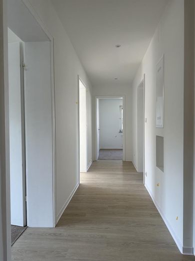 Helle 3-Zimmer-Wohnung mit Balkon – ruhige & zentrumsnahe Lage – Flur