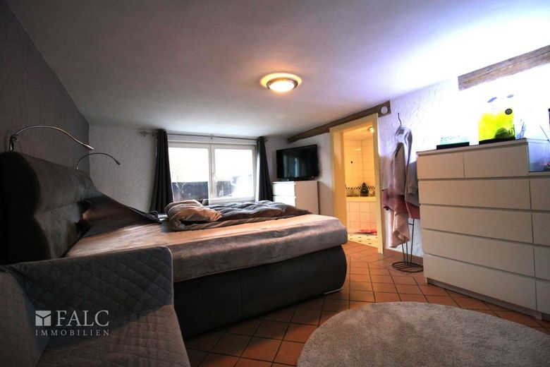Charmantes Fachwerkhaus mit großem Entwicklungspotenzial – 1. OG - Schlafzimmer mit Zugang zum Bad