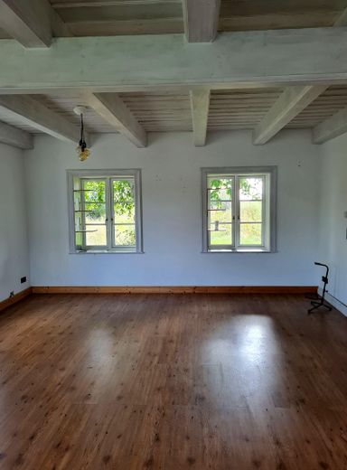 Casa di campagna con tetto di paglia in posizione assolutamente isolata – EG Wohnzimmer