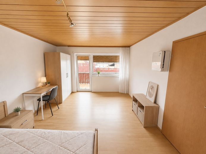 Große 4 Zimmer -Wohnung auf 2 Etagen mit 136 m² Wohnfläche, Balkon und Innenhof – Schlafzimmer mit Balkonzugang