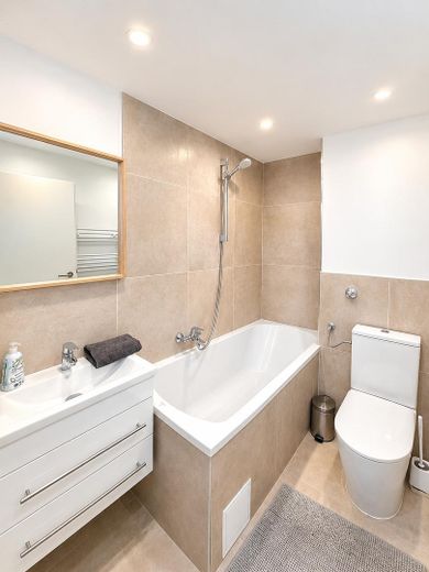 Möbliertes Apartment mit separater Küche * Loggia * Aufzug * viel modernisiert – Badezimmer