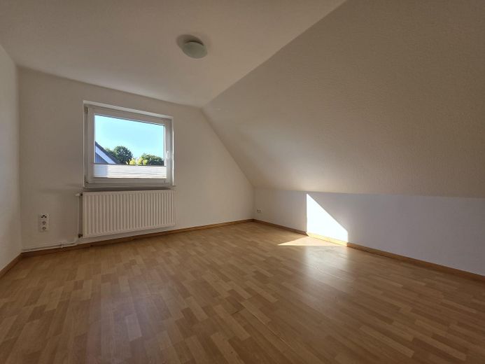 Charmante Haushälfte in guter Lage mit Garten – einzugsbereit, ohne Provision. – Zimmer 2 (Obergeschoss)
