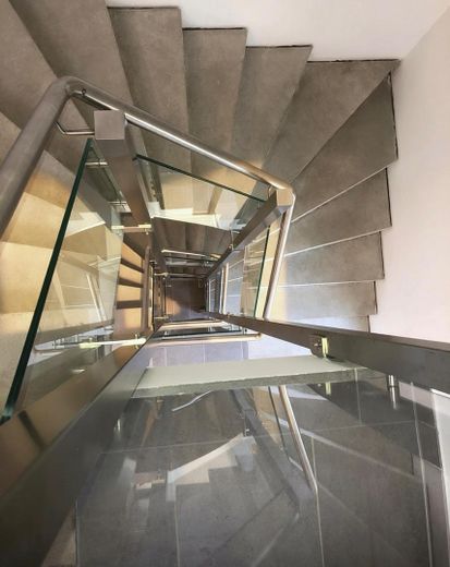 Modern wohnen oder clever investieren – freie Eigentumswohnung in 52146 ; BJ 2025 ; Bezugsfrei – Treppenhaus