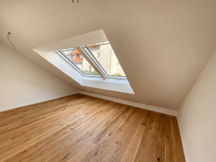 Erstbezug nach exklusivem Architekten-Umbau – DG Schlafzimmer Original