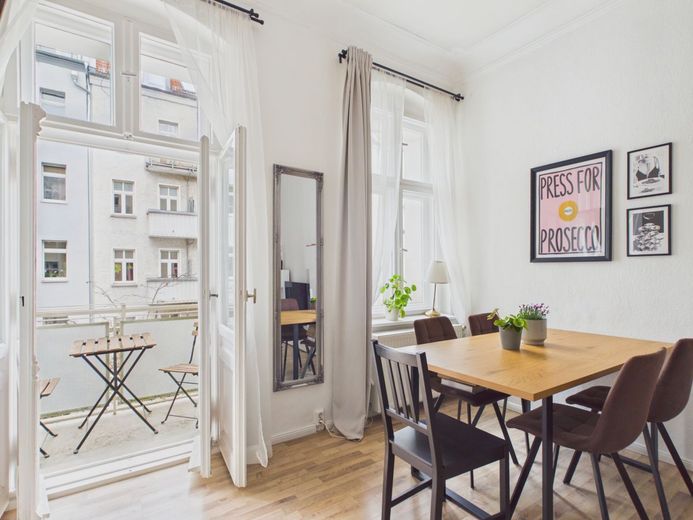 Wohnen in Friedrichshain – Wohnzimmer mit Balkon