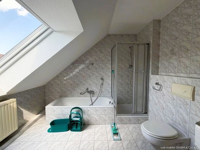 Helle Dachgeschosswohnung in Köditz mit zwei Balkonen und Tiefgaragenstellplatz – VUB0002470-12