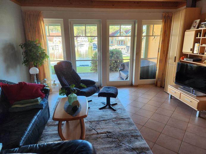 Ferienhaus mit eigenem Bootsliegeplatz – Wohnzimmer 1