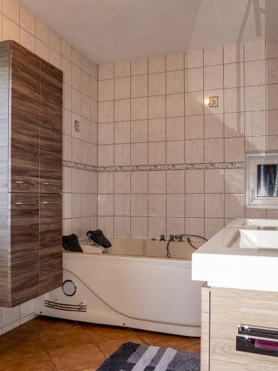 Repräsentatives Musterhaus mit großzügiger Betriebsleiterwohnung & gemütlichen Garten – Bad im Obergeschoss