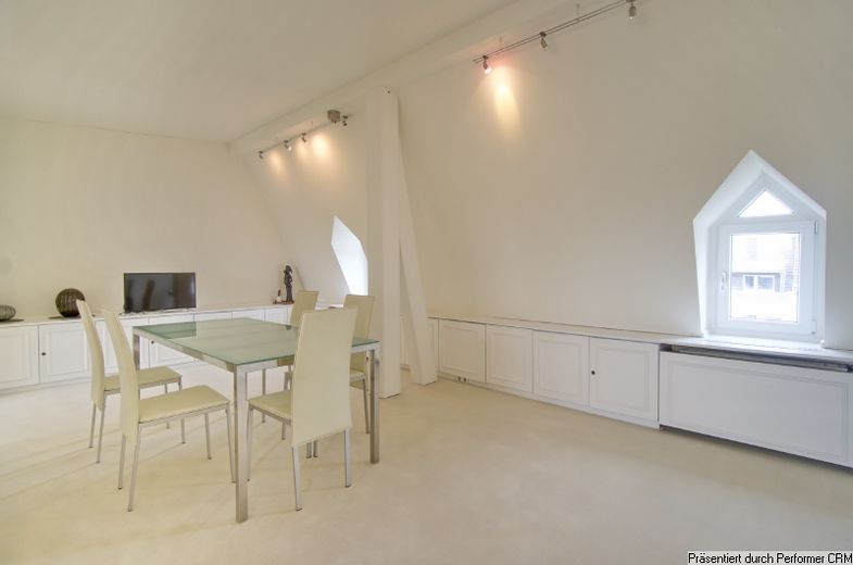 Im Herzen von Düsseldorf Oberkassel: Großzügige, möblierte 2-Zimmer-Wohnung im 5. OG mit Aufzug – 70bbb7fabd41a0954fc5024b1878b9abced70910.jpg