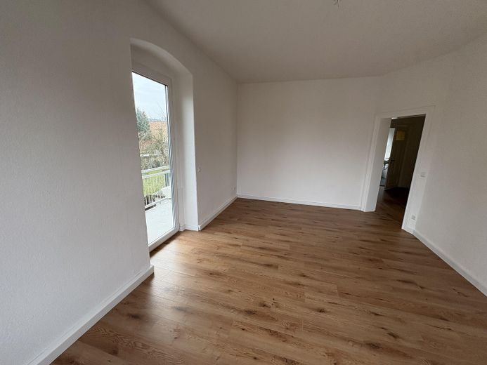 Işıkla dolup taşan 3 odalı daire, balkon ve modern banyo ile – Wohnzimmer
