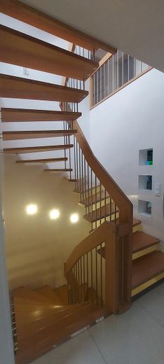 Geräumiges und modernisiertes 8-Zimmer-Einfamilienhaus mit geh. Innenausstattung in bester Lage – Treppe EG