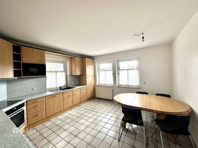 Top gepflegtes Einfamilienhaus mit Einliegerwohnung und Praxis in schöner Lage von Oldendorf – Küche EG