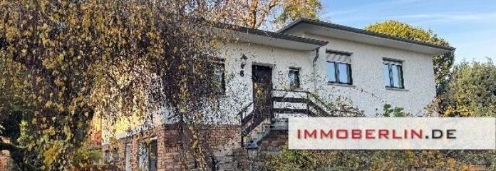 IMMOBERLIN.DE - Sympathischer Bungalow mit Potenzial, Garage & Nebengebäude in naturschöner Lage