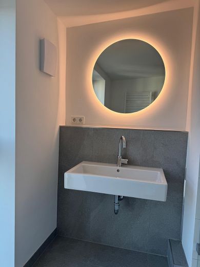 Obra nueva: Ático con terraza orientada al sur y cocina equipada - en Reinickendorf/Mitte – Waschbecken