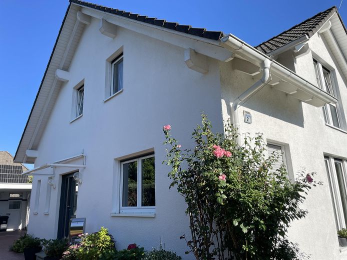 Geniş manzaralı yenilikçi mimar evi; cömert yaşam alanı; modern enerji tedariki – Hauseingang