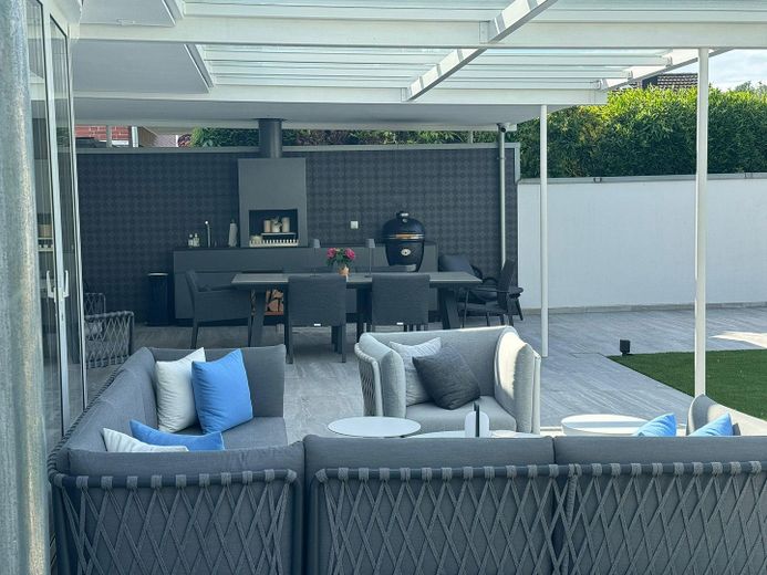 Exklusives Wohnen in bester Lage – Traumgarten mit Pool inklusive – AUSSENKÜCHE